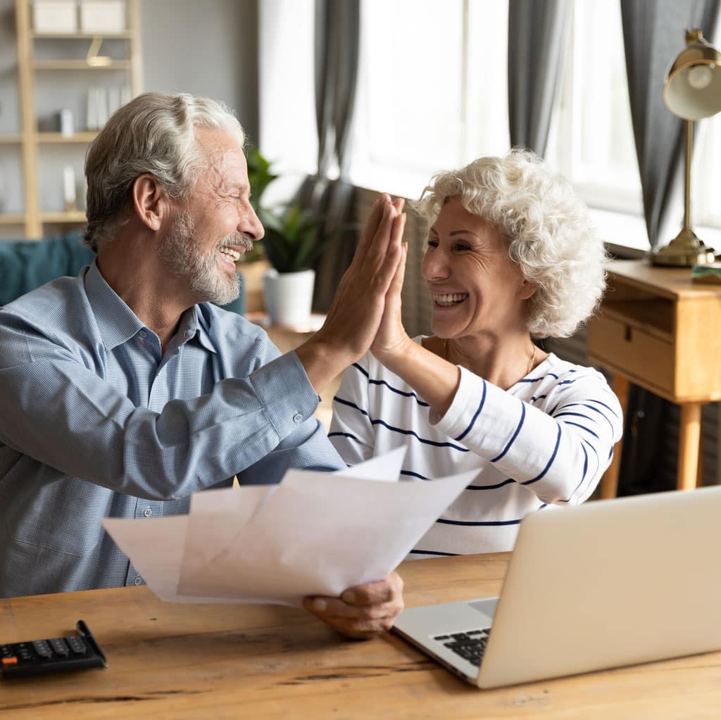Couple heureux d'avoir augmenter la valeur de sa maison | Prex inc.