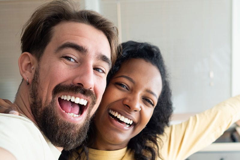 Couple heureux suite à peinture de revêtements extérieurs au spray | Prex inc.