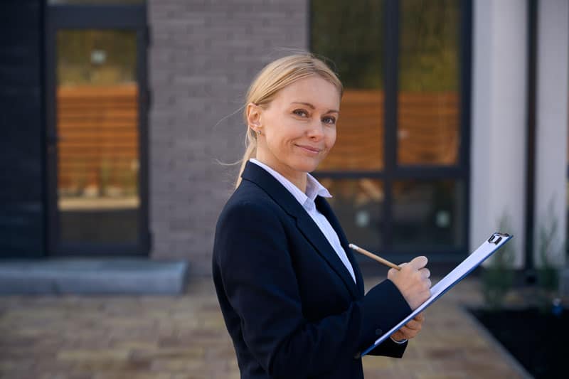 Jeune dame offrant super service, voilà pourquoi choisir PREX
