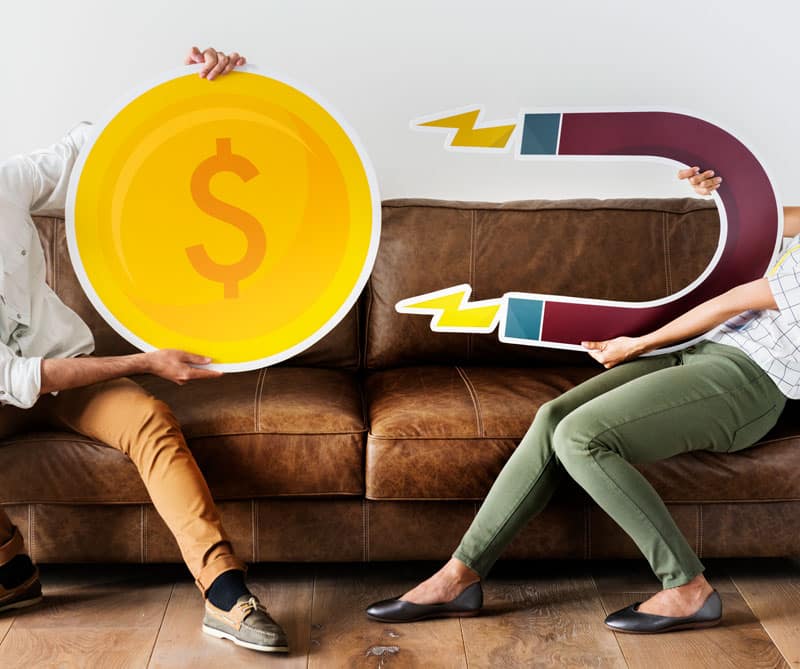 Rénover avant de vendre? Couple avec aimant signe de dollars? | PREX INC.